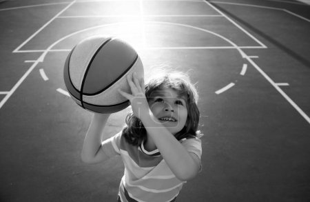 Foto de Niño preparándose para el baloncesto. Retrato de niños deportistas - Imagen libre de derechos