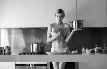 Foto de Mujer sexy en la cocina. Mañana de mujer sexy, ama de casa sensual. Desnudo desnudo cuerpo femenino - Imagen libre de derechos