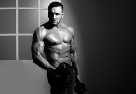 Foto de Cuerpo muscular sexy. Strong Fit Man Ejercicio con campanillas. Guy levantando pesas - Imagen libre de derechos
