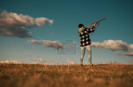 Foto de Proceso de caza de patos. Hunter en la temporada de caza de otoño. Hunter con escopeta a la caza. Skeet tiro - Imagen libre de derechos