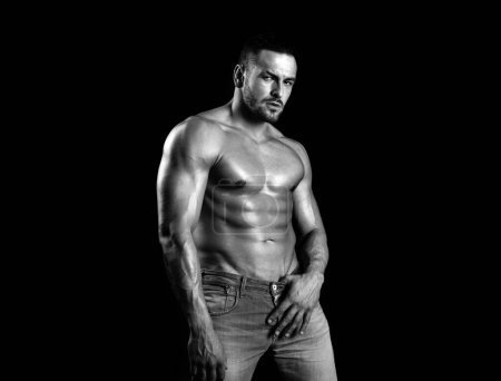 Téléchargez les photos : Musclé homme sexy avec torse nu sur noir - en image libre de droit