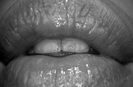 Foto de Boca abierta con macro labios femeninos rojos icono aislado. Formas sensuales de labios de mujer - Imagen libre de derechos