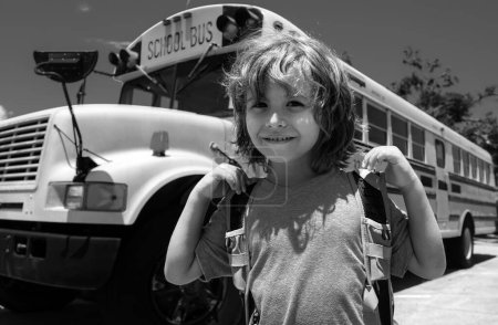 Foto de Concepto de escuela infantil. Retrato del niño de la escuela feliz. Niño de la escuela primaria con bolsa en el autobús escolar backgroung - Imagen libre de derechos