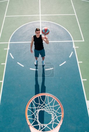 Foto de Jugador de baloncesto, vista superior. Hombre jugando baloncesto, por encima de aro de hombre disparando baloncesto - Imagen libre de derechos
