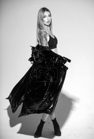 Foto de Mujer joven glamour con vestido de moda con estilo. Modelo de moda en estudio. Alta moda - Imagen libre de derechos