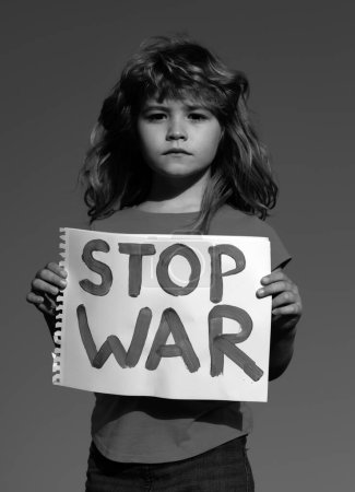 Téléchargez les photos : Manifestation contre la guerre. Portrait Blond petit garçon appelle à arrêter la guerre, lève bannière avec inscription arrêter la guerre. Soutien de l'État à la guerre. Europe unie contre Russie - en image libre de droit