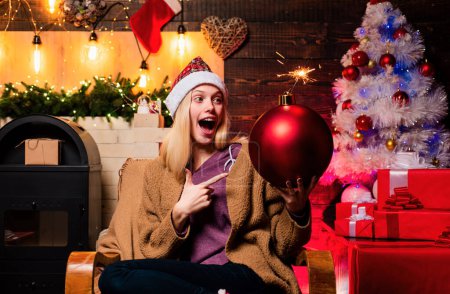 Téléchargez les photos : Sexy Santa femme posant sur fond de Noël vintage. Une femme de Noël tient la bombe. Boum créatif. Bombe émotions - en image libre de droit