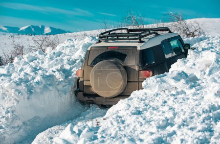Téléchargez les photos : Hiver hors route. Jeep en neige. Aventure hors route - en image libre de droit