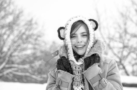 Foto de Mujer de invierno. Retrato de invierno de chica feliz. Retrato de una joven en la nieve. Belleza Chica de Invierno en el Parque de invierno helada - cara de cerca - Imagen libre de derechos