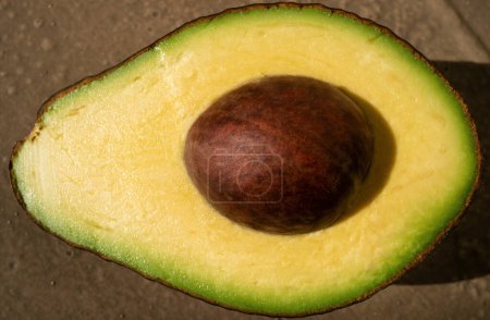 Foto de Avocado and avocado pieces macro, close up - Imagen libre de derechos