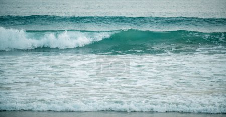 Foto de Panorama of tropical ocean water, sea waves. Calm water, ocean background. Panoramic sea landscape - Imagen libre de derechos