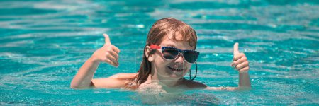Foto de Child with thumbs up in sunglasses relax in summer swimming pool. Banner for header, copy space. Poster for web design - Imagen libre de derechos