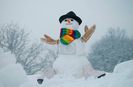Téléchargez les photos : Mignon petit bonhomme de neige en plein air. Scène hivernale. Noël avec bonhomme de neige. Le matin avant Noël - en image libre de droit
