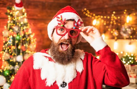 Foto de Loco, divertido Hipster Santa. Hipster hombre, barbudo de Santa celebrar el día de Acción de Gracias y Navidad - Imagen libre de derechos