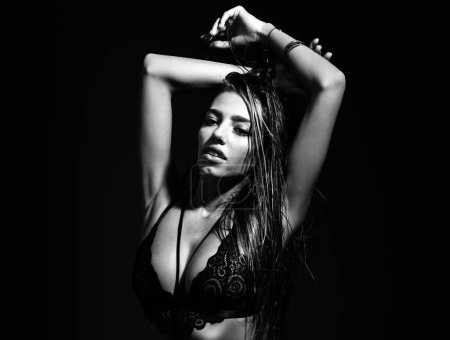 Foto de Chica sensual. Parte del cuerpo sexy pecho femenino en sujetador negro - Imagen libre de derechos