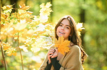 Foto de Retrato de otoño de moda de mujer con estilo, posando en el parque - Imagen libre de derechos
