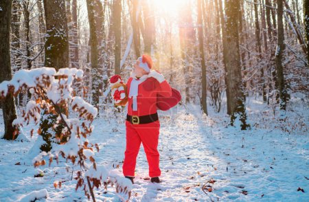 Foto de Santa Claus con enorme saco rojo, de cuerpo entero. Feliz Navidad y Año Nuevo concepto - Imagen libre de derechos