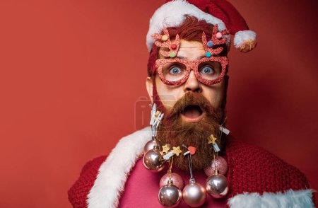 Foto de Concepto de barbería de Navidad o Año Nuevo. La gente divertida navidad. Santa Claus - hipster barbudo - Imagen libre de derechos