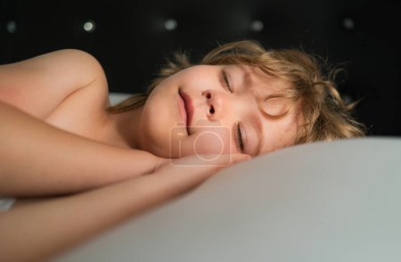 Foto de Niños sonrientes durmiendo en la cama. Dulces sueños. Almohada blanca. Pequeño ángel sueños - Imagen libre de derechos