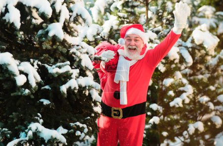 Foto de Santa Claus caminar en las montañas de invierno nieve en Navidad. Tarjeta postal, tarjeta de felicitación - Imagen libre de derechos