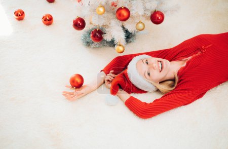Foto de Jovencita alegre vistiendo traje de Navidad sobre la pared de madera. Divertido retrato de mujer sorprendida riéndose. Vestido de mujer de Navidad. Feliz Navidad y Feliz Año Nuevo - Imagen libre de derechos