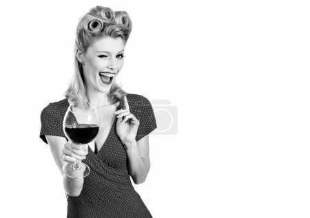 Foto de Mujer sommelier divertida degustación de vino tinto. Mujer joven con copa de vino tinto. Mujer divertida bebiendo vino tinto sobre fondo blanco. Retrato de dama glamurosa de moda. Degustación de vinos - Imagen libre de derechos