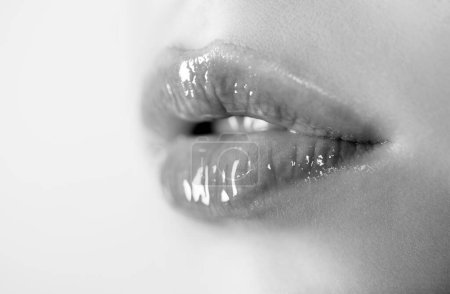 Foto de Cuidado de labios de belleza natural. Labios femeninos con lápiz labial rosa. Sensual ternura mujer boca abierta. Labio rojo con brillo de labios brillante. De cerca, macro con hermosas bocas. Los labios sensuales de una mujer joven - Imagen libre de derechos