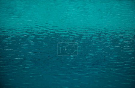 Foto de Agua rasgada azul en la piscina, textura de la piscina de agua y fondo de agua superficial - Imagen libre de derechos