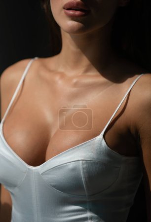 Téléchargez les photos : Femme sexy seins et corps mince, poitrine sexy féminine - en image libre de droit