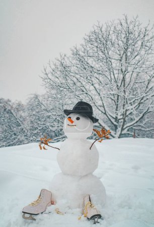 Foto de Fondo de Navidad con muñeco de nieve. Lindos muñecos de nieve de pie en invierno paisaje de Navidad. muñeco de nieve hecho a mano en la nieve al aire libre - Imagen libre de derechos