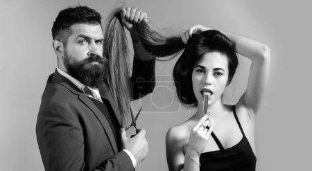 Foto de Peluquería y peluquería vintage. Estudios de pelo. Mujer de belleza cortarse el pelo por peluquería en los estudios de peluquería. Barbería. Gran tiempo en la barbería - Imagen libre de derechos