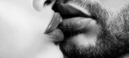Foto de Hombre con besos de mujer. Primer plano de un par de labios quiere besar - Imagen libre de derechos