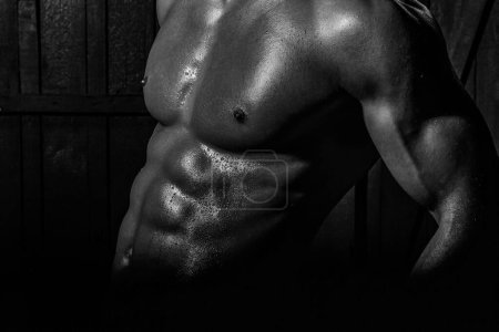Foto de Sexy musculoso guapo modelo masculino en topless. Cuerpo muscular. Hombre musculoso. Forma del cuerpo masculino, hombre fuerte. Un joven atlético posando sin camisa. Gay con el torso desnudo. Modelo muscular - Imagen libre de derechos