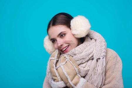 Téléchargez les photos : Happy Woman en chapeau chaud d'hiver et gants d'hiver. Fille souriante en manteau de laine. Fille en tissu d'hiver. Jeune femme en manteau d'hiver chandail tricoté écharpe et chapeau. Hiver saison froide - en image libre de droit