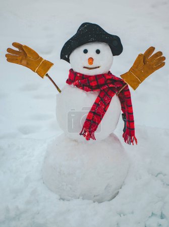 Foto de Happy winter time. Snowman isolated on snow background. Merry Christmas and Happy Holidays - Imagen libre de derechos