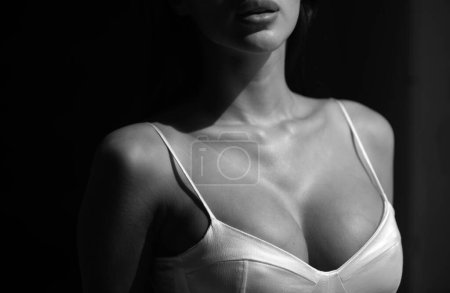 Téléchargez les photos : Gros plan beau corps de femme gros seins. Poitrine sexy. Femme aux seins naturels - en image libre de droit