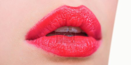 Téléchargez les photos : Lèvres beauté féminine, fille avec rouge à lèvres rouge - en image libre de droit