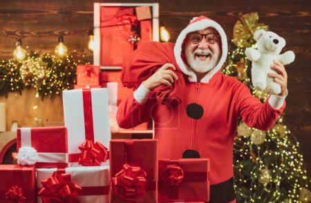 Foto de Santa Claus con regalos. Papá Noel posando sobre fondo de madera vintage. Feliz año nuevo. Emoción invernal - Imagen libre de derechos