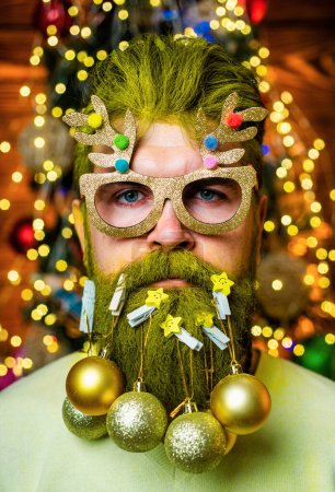 Foto de Día de Acción de Gracias y Navidad. Retrato de un brutal Santa Claus maduro. Barba con chuchería. Santa en la peluquería. Estilo de Navidad para Papá Noel moderno - Imagen libre de derechos