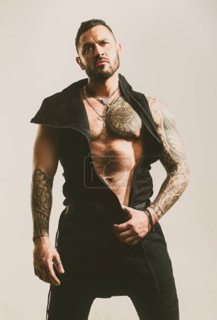 Téléchargez les photos : Homme nu athlétique torse nu. Modèle masculin de mode en studio - en image libre de droit