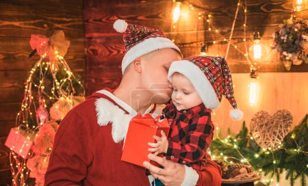 Téléchargez les photos : Jour de Thanksgiving et Noël. Père embrasse son fils sur la joue. Objectifs familiaux. Concept de Noël - en image libre de droit