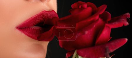 Téléchargez les photos : Des lèvres rondes et sexy. Lèvres avec rouge à lèvres gros plan. Belle femme lèvres avec rose rouge - en image libre de droit