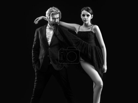 Téléchargez les photos : Couple dansant la salsa. Jeune couple de luxe danse isolé sur fond noir. - en image libre de droit