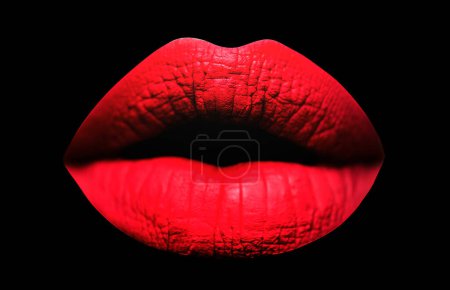 Téléchargez les photos : Des lèvres rouges. Lèvres sensuelles en fond noir. Lèvres texture sexy et rouge à lèvres mat. Rouge à lèvres violet mat. Lèvre isolée - en image libre de droit