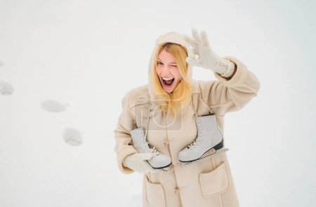 Téléchargez les photos : Visage comique avec grimace drôle. Portrait de jeune femme d'hiver. Photo extérieure de jeune belle fille souriante heureuse marchant sur la neige blanche Arrière-plan - en image libre de droit