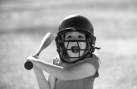 Foto de Retrato de niño emocionado jugador de béisbol sorprendido con casco y celebrar bate de béisbol. Funny niños deportes cara - Imagen libre de derechos