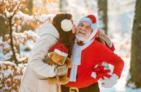 Foto de Te deseo feliz Navidad. Santa con chica de invierno en el campo de nieve. Tarjeta de felicitación de Navidad de invierno - Imagen libre de derechos