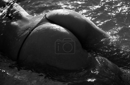 Foto de Sexy girl with big bum close-up. Woman ass or sexy girl buttocks. Huge butt of bikini girl. Summer vacation. Sexy swimsuit - Imagen libre de derechos