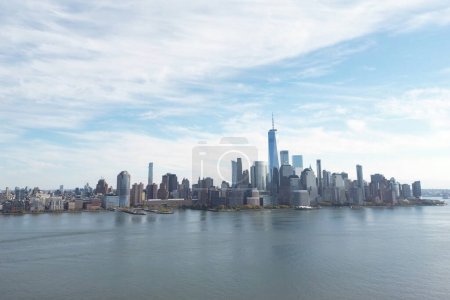 Foto de Ciudad de Nueva York skyline de Jersey sobre el río Hudson con los rascacielos. Manhattan, Midtown, Nueva York, EE.UU. Distrito financiero Ciudad de Nueva York skyline con edificios, torres de Nueva York. Vista aérea del horizonte de Nueva York - Imagen libre de derechos