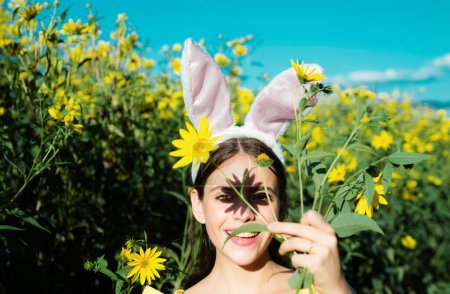 Foto de Feliz huevo de Pascua. Sonríe pascua. Lindo conejo. Vestido de conejo de Pascua - Imagen libre de derechos